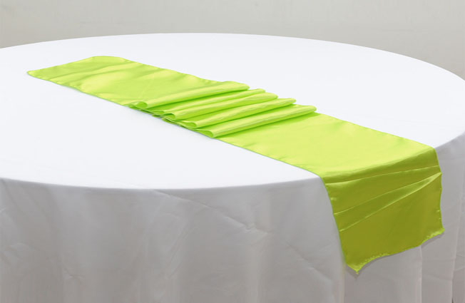 Chemin de table satin couleur vert anis 
Dimension 2,75 mètres X 30 centimètres  