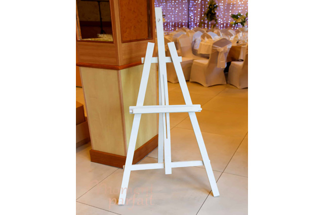 Chevalet en bois blanc réglable en hauteur , idéal pour vos plan de salle .
Hauteur : 1,70 mètre 
