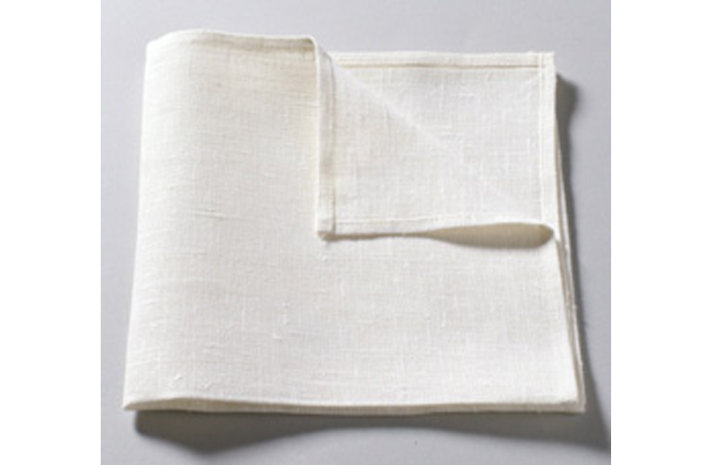 Serviette de table blanche en tissu.
( 50 cm X 50 cm )
ATTENTION A RENDRE SALE